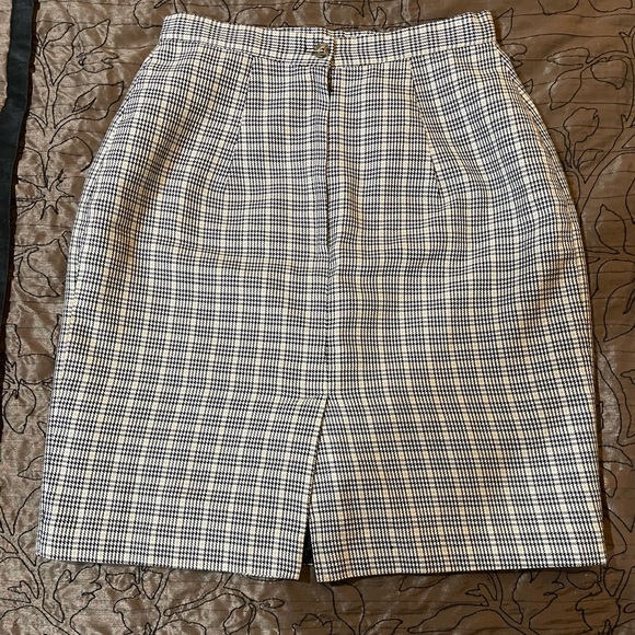 Above knee skirt in cream and black - Picture 2 of 4